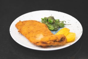 Plato de cachopo en Cervecería Las Bravas Salamanca